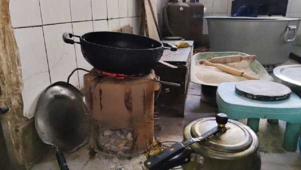 लकड़ी-कोयले के चूल्हे पर लकड़ी-कोयले के चूल्हे पर