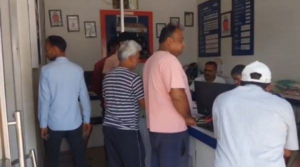 गैस एजेंसी में लाेग गैस एजेंसी में लाेग