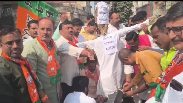 सारण में भाजपा कार्यकर्ताओं ने मौलाना का फूंका पुतला सारण में भाजपा कार्यकर्ताओं ने मौलाना का फूंका पुतला