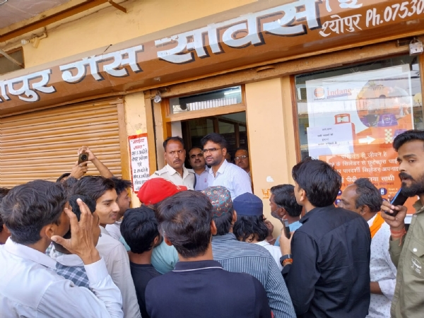 गैस एजेंसी पर उपभोक्ताओं को समझाईश देते एसडीएम, इंडेन गौदाम का निरीक्षण करते हुए एडीएम।