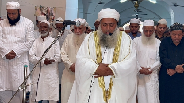 जामा मस्जिद में नमाज अदा कराते नायब शहर इमाम मुफ्ती सैय्यद फहाद अली।