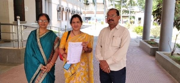 सोरम स्थित शराब दुकान को हटाने की मांग करते हुए भटगांव सरपंच फागू राम साहू, रुद्री सरपंच लक्ष्मी बया, बेंद्रानवागांव सरपंच प्रसून शुक्ला। सोरम स्थित शराब दुकान को हटाने की मांग करते हुए भटगांव सरपंच फागू राम साहू, रुद्री सरपंच लक्ष्मी बया, बेंद्रानवागांव सरपंच प्रसून शुक्ला।