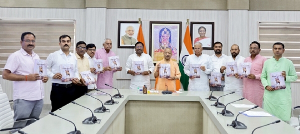 मुख्यमंत्री से मिलते समिति के लोग