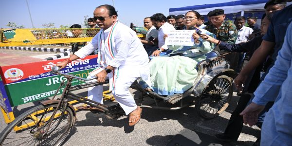 रिक्शे से विधानसभा पहुंचे मंत्री इरफान-शिल्पी, पेट्रोल-डीजल और रसोई गैस की बढ़ती कीमतों के खिलाफ किया प्रदर्शन