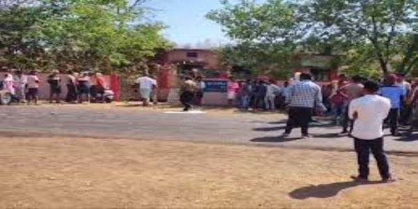 तेज रफ्तार डंपर की चपेट में आई ढाई साल की मासूम की माैत, चालक गिरफ्तार, आक्रोशित ग्रामीणों ने किया चक्काजाम