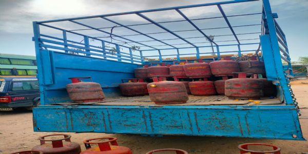 अवैध गैस रिफिलिंग पर कार्रवाई, 83 सिलेंडर व पिकअप जब्त