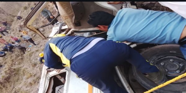 उत्तराखंड के कपकोट में बोलेरो खाई में गिरी, दो महिलाओं की मौत, पांच घायल