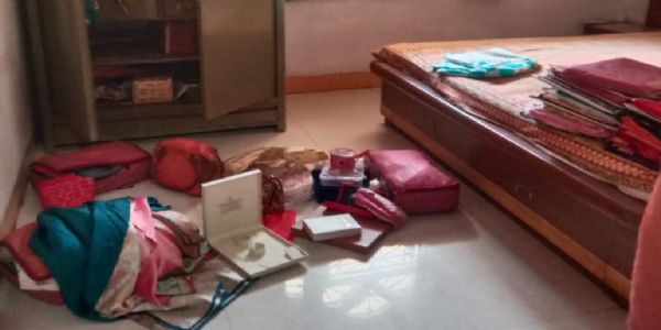 धारः फर्जी आयकर अधिकारियों की ठेकेदार के यहां दबिश, 50 तोला सोना और नगदी लेकर हुए फरार