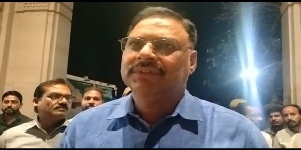 चैत्र नवरात्र मेला तैयारी: डीएम ने विंध्य कॉरिडोर व गंगा घाट का किया रात में निरीक्षण