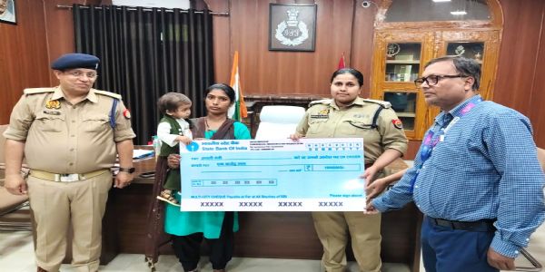 दिवंगत आरक्षी के परिजन को मिला एक करोड़ रुपये का चेक