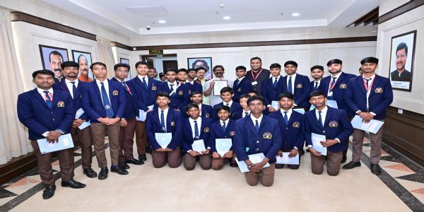 मुख्यमंत्री से नेतरहाट आवासीय विद्यालय के विद्यार्थियों ने की मुलाकात