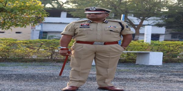 अंबिकापुर रक्षित केंद्र में जनरल परेड, डीआईजी राजेश अग्रवाल ने ली सलामी