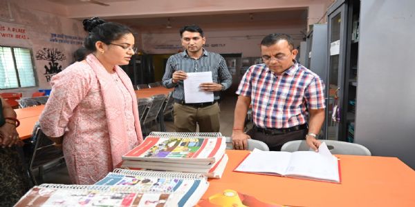 कलेक्टर ने पीएम श्री स्वामी आत्मानंद उत्कृष्ट अंग्रेजी माध्यम विद्यालय का किया निरीक्षण