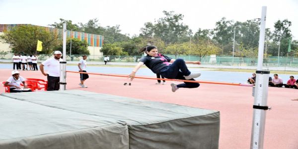 हिसार : शिक्षा के साथ-साथ खेलकूद प्रतियोगिताओं में भी बढ़-चढ़ कर भाग लें विद्यार्थी : प्रो. बीआर कम्बोज