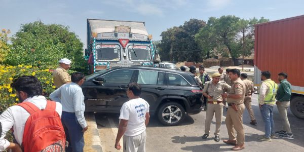 पूर्व काशी नरेश के वंशज डॉ अनंत नारायण सिंह के कार में ट्रक ने मारी टक्कर, बाल-बाल बचे