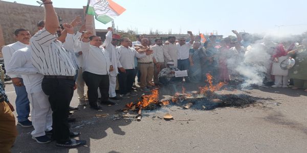 गैस किल्लत को लेकर कांग्रेसियों का फूटा गुस्सा