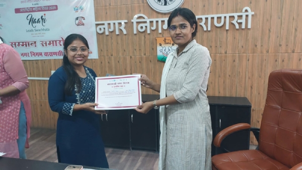 पुरस्कृत हो रही महिलाए पुरस्कृत हो रही महिलाए