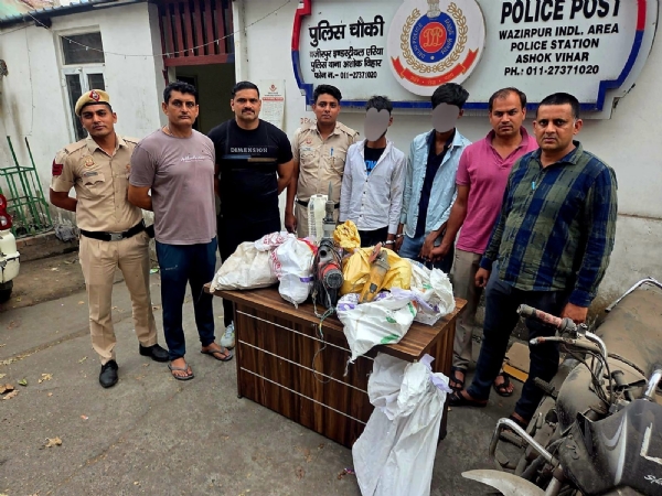 चाेरी के मामले में पकड़े गए आराेपिताें की फाेटाे