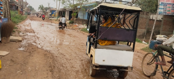 टूटी सड़को पर चलते राहगीर टूटी सड़को पर चलते राहगीर