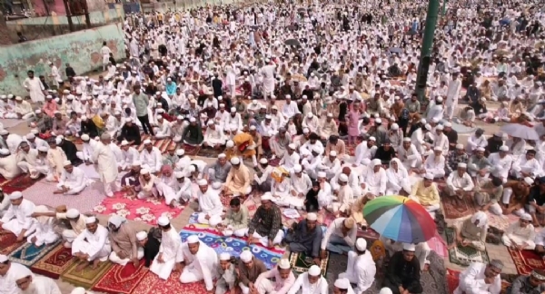 जामा मस्जिद में जुम्मा अलविदा की नमाज अदा करते नमाजी।