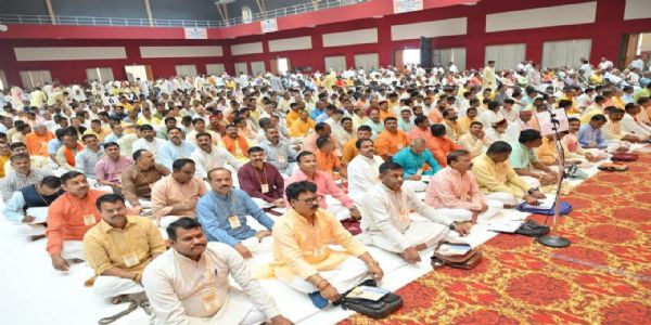 प्रतिनिधिसभा में उपस्थित संघ के कार्यकर्ता