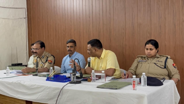 नवरात्र मेले की तैयारियों को लेकर बैठक करते मंडलायुक्त राजेश प्रकाश और पुलिस महानिरीक्षक आरपी सिंह व अन्य। नवरात्र मेले की तैयारियों को लेकर बैठक करते मंडलायुक्त राजेश प्रकाश और पुलिस महानिरीक्षक आरपी सिंह व अन्य।