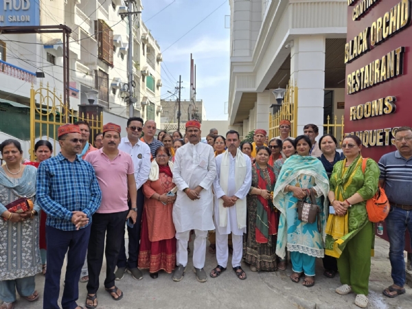 हिमाचल के विलासपुर से आए श्रद्धालुओं का स्वागत करते हुए प्रयागराज महापौर गणेश केसरवानी