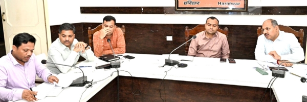 बैठक लेते डीएम मयूर दीक्षित बैठक लेते डीएम मयूर दीक्षित