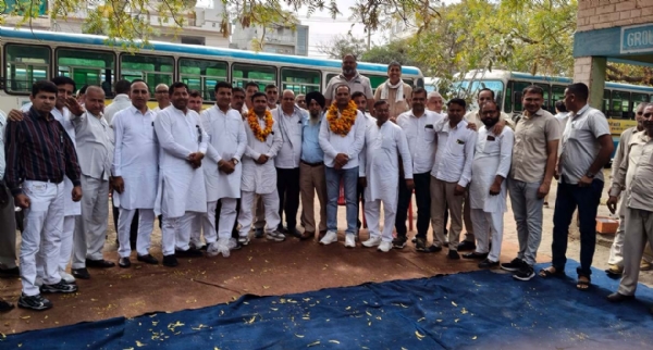 नवनियुक्त पदाधिकारी राज्य कमेटी पदाधिकारियों व कर्मचारियों के साथ। नवनियुक्त पदाधिकारी राज्य कमेटी पदाधिकारियों व कर्मचारियों के साथ।