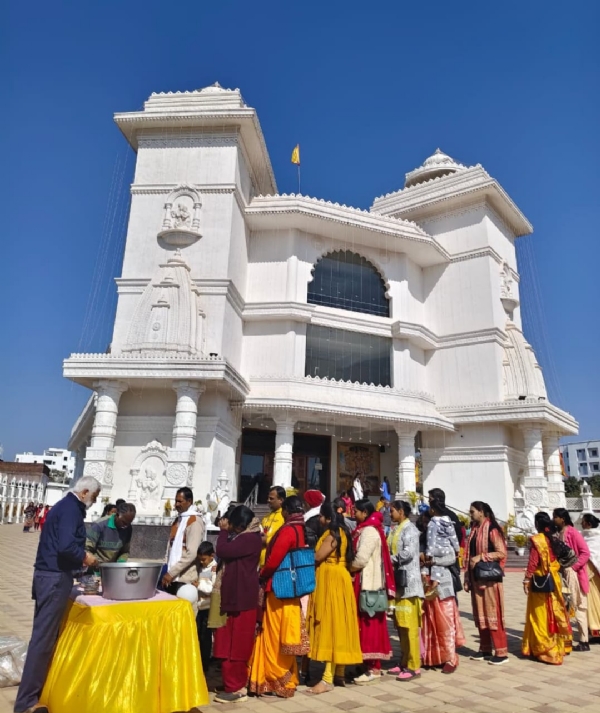 आश्रम के भंडारे में प्रसाद लेते श्रद्धालुओं की फाइल फोटो