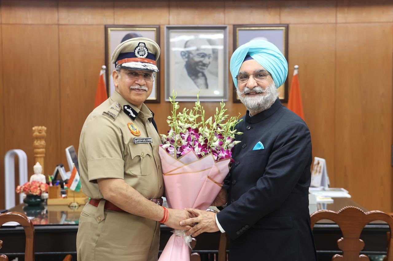 लोक निवास में शुक्रवार को दिल्ली के उपराज्यपाल तरणजीत सिंह संधू को गुलदस्ता देते दिल्ली पुलिस आयुक्त सतीश गोलचा लोक निवास में शुक्रवार को दिल्ली के उपराज्यपाल तरणजीत सिंह संधू को गुलदस्ता देते दिल्ली पुलिस आयुक्त सतीश गोलचा