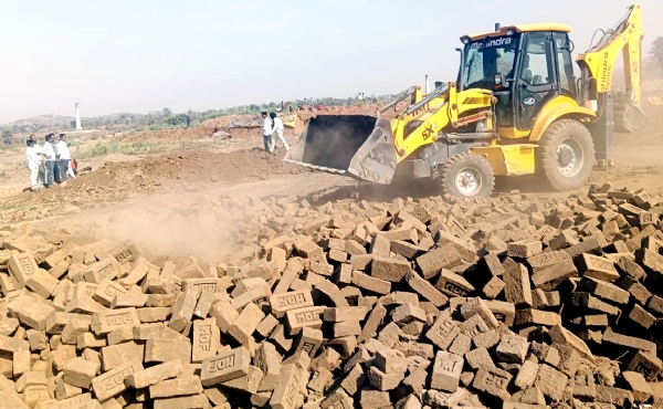 कच्ची ईंट नष्ट करता बुलडोजर कच्ची ईंट नष्ट करता बुलडोजर