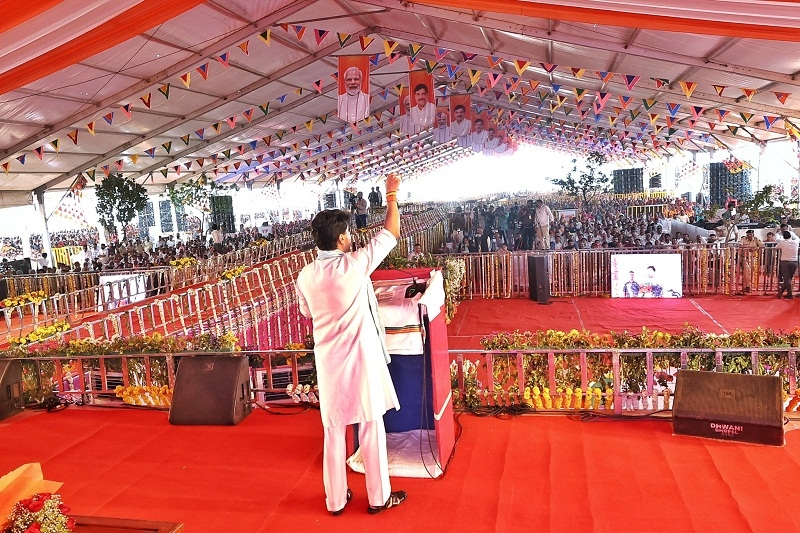 घाटीगांव में लाड़ली बहना सम्मेलन को संबोधित करते हुए केन्द्रीय मंत्री सिंधिया