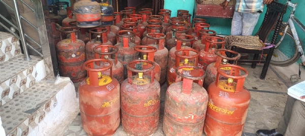 महाराजपुर में अवैध गैस सिलेंडर का जखीरा पकड़ा, 46 सिलेंडर जब्त, आरोपी गिरफ्तार महाराजपुर में अवैध गैस सिलेंडर का जखीरा पकड़ा, 46 सिलेंडर जब्त, आरोपी गिरफ्तार
