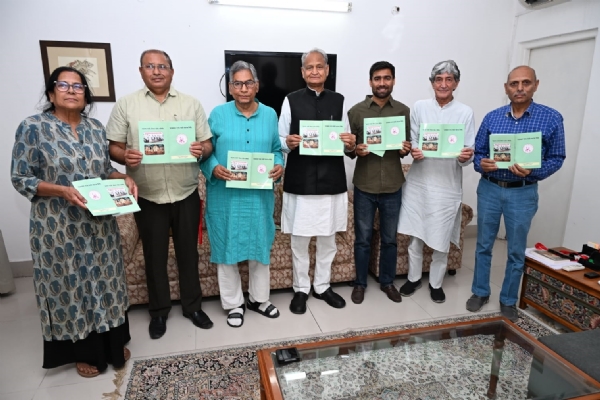 एक मुट्ठी नमक से बदल दी देश की तकदीर पुस्तक का विमोचन एक मुट्ठी नमक से बदल दी देश की तकदीर पुस्तक का विमोचन