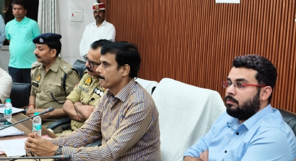 बैठक करते डीएम व एसपी