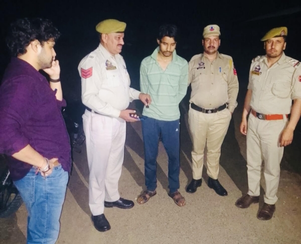 Smuggler arrested with 6.35 grams of chitta, motorcycle seized