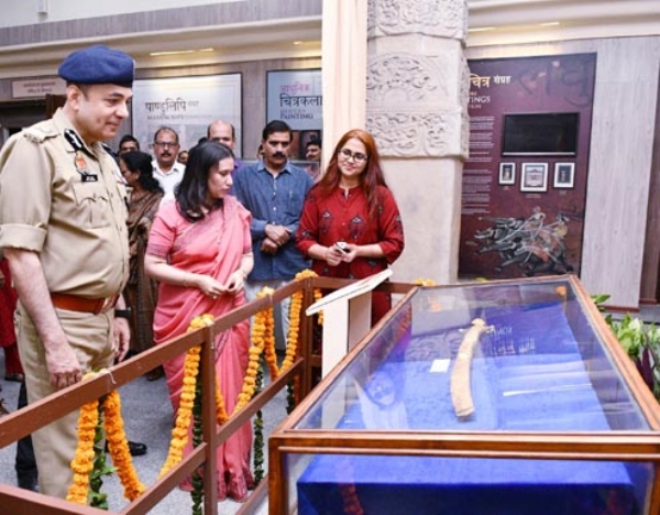 अवलोकन करती मंडलायुक्त