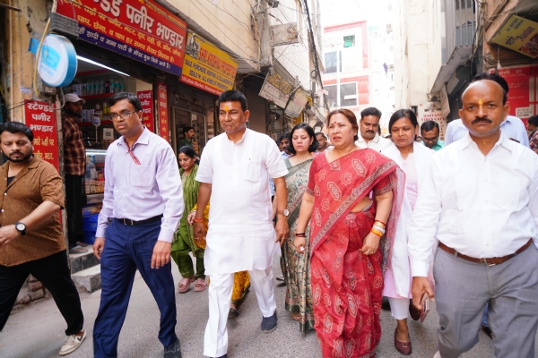 दिल्ली नगर निगम (एमसीडी) में स्थायी समिति अध्यक्ष सत्या शर्मा निरीक्षण करते हुए।