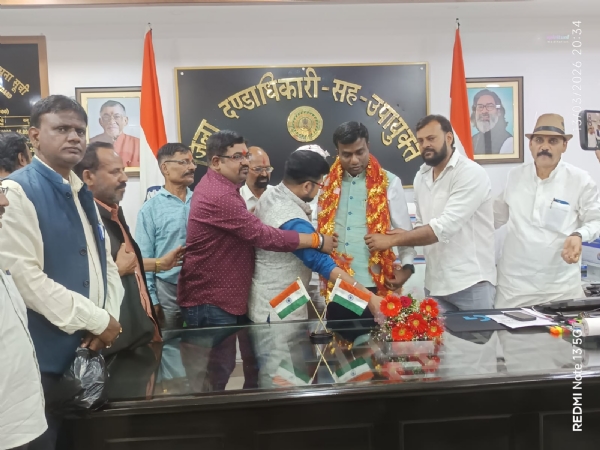 उपायुक्त से चर्चा करते समिति के सदस्य उपायुक्त से चर्चा करते समिति के सदस्य