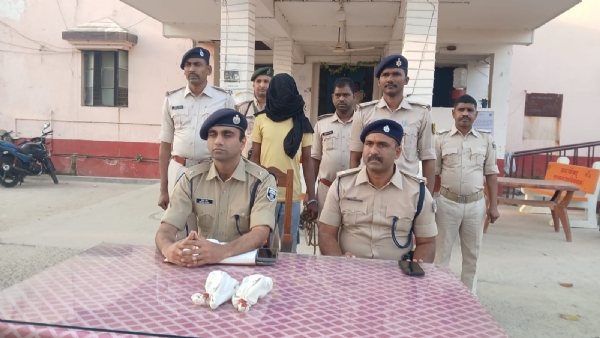 जानकारी देते पुलिस अधिकारी