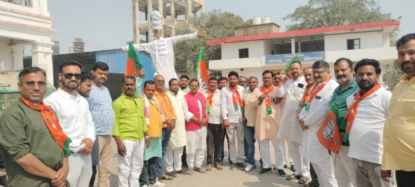 सारण में भाजपा कार्यकर्ताओं ने मौलाना का फूंका पुतला सारण में भाजपा कार्यकर्ताओं ने मौलाना का फूंका पुतला