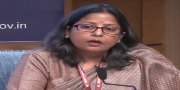 प्रेस को संबोधित करते हुए पेट्रोलियम मंत्रालय की संयुक्त सचिव सुजाता शर्मा प्रेस को संबोधित करते हुए पेट्रोलियम मंत्रालय की संयुक्त सचिव सुजाता शर्मा