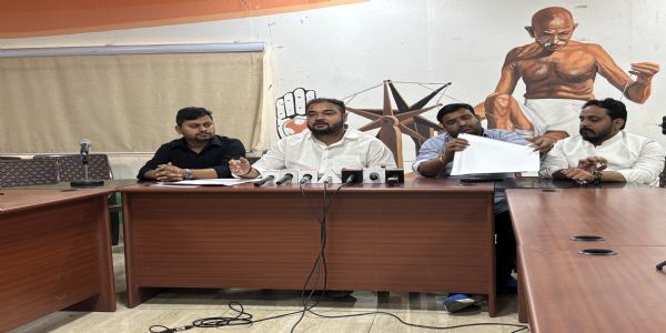 नई दिल्ली में शनिवार को यूएस ट्रेड डील और 16 मार्च के प्रस्तावित संसद घेराव को लेकर आयोजित पत्रकार वार्ता को संबोधित करते दिल्ली प्रदेश युवा कांग्रेस के अध्यक्ष अक्षय लाकड़ा तथा अन्य पदाधिकारी। नई दिल्ली में शनिवार को यूएस ट्रेड डील और 16 मार्च के प्रस्तावित संसद घेराव को लेकर आयोजित पत्रकार वार्ता को संबोधित करते दिल्ली प्रदेश युवा कांग्रेस के अध्यक्ष अक्षय लाकड़ा तथा अन्य पदाधिकारी।