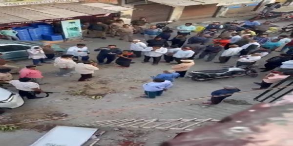 घर पर लगी सीढ़ी