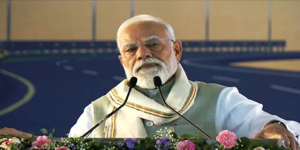 प्रधानमंत्री नरेन्द्र मोदी शनिवार को सिलचर में जनसभा को संबोधित करते हुए