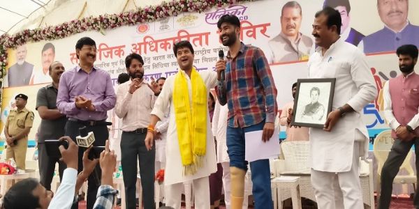 सामाजिक अधिकारिता शिविर में केंद्रीय मंत्री