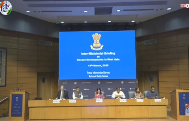 प्रेस को संबोधित करते हुए पेट्रोलियम मंत्रालय की संयुक्त सचिव सुजाता शर्मा प्रेस को संबोधित करते हुए पेट्रोलियम मंत्रालय की संयुक्त सचिव सुजाता शर्मा