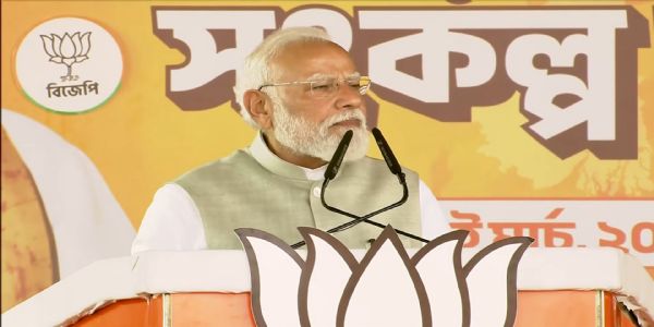 प्रधानमंत्री नरेन्द्र मोदी शनिवार को कोलकाता में भाजपा की रैली को संबोधित करते हुए