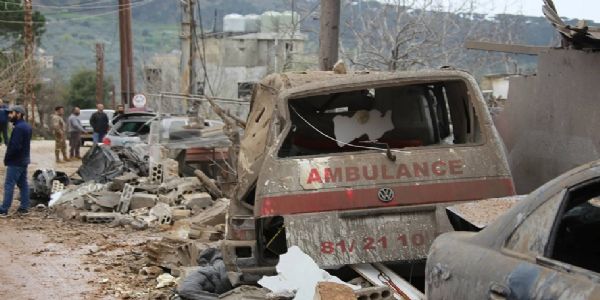 इजराइल हमले के बाद क्षतिग्रस्त एंबुलेंस